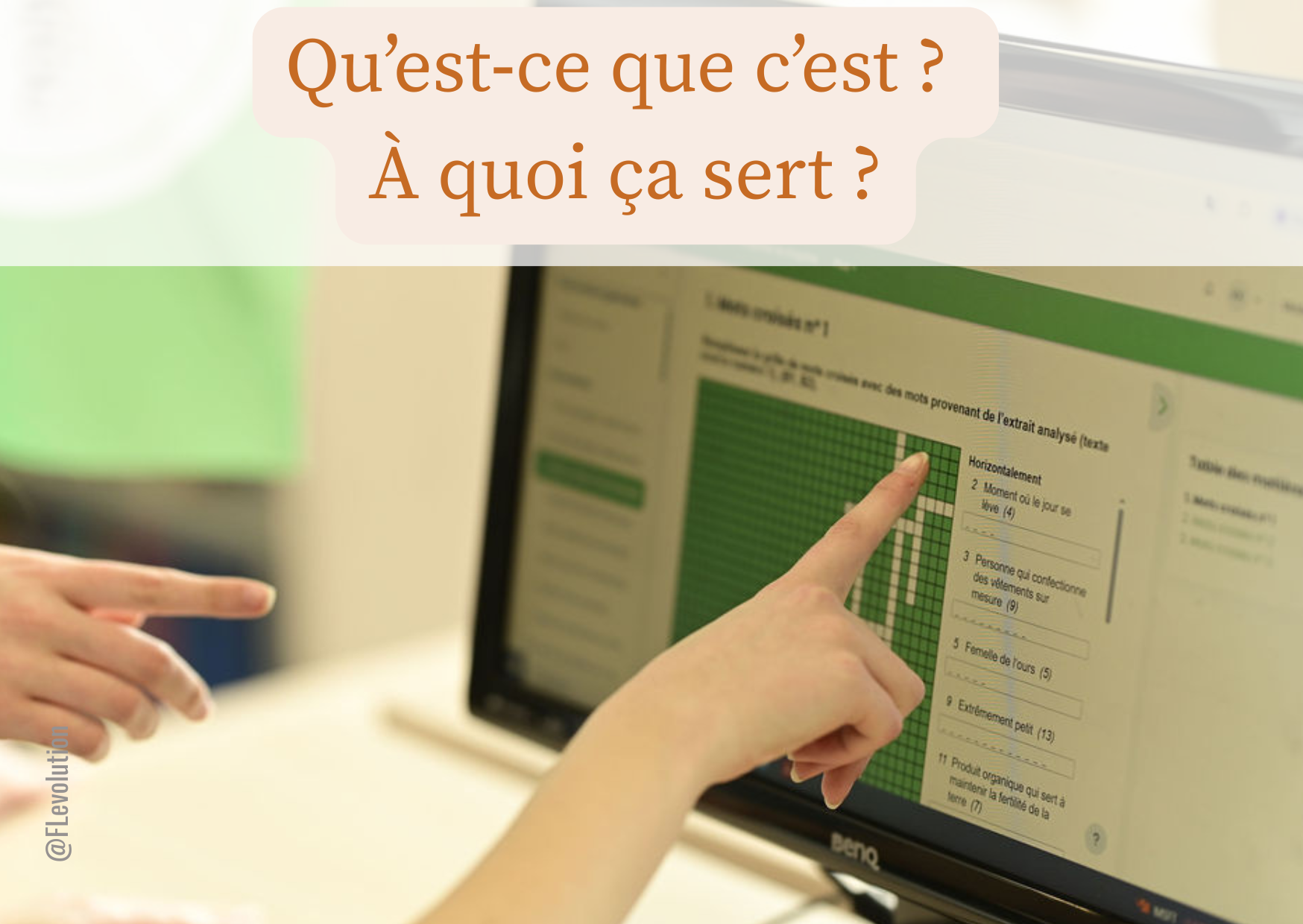Écran d’ordinateur avec une page d’exercices ouverte et des mains qui pointent vers les exercices.