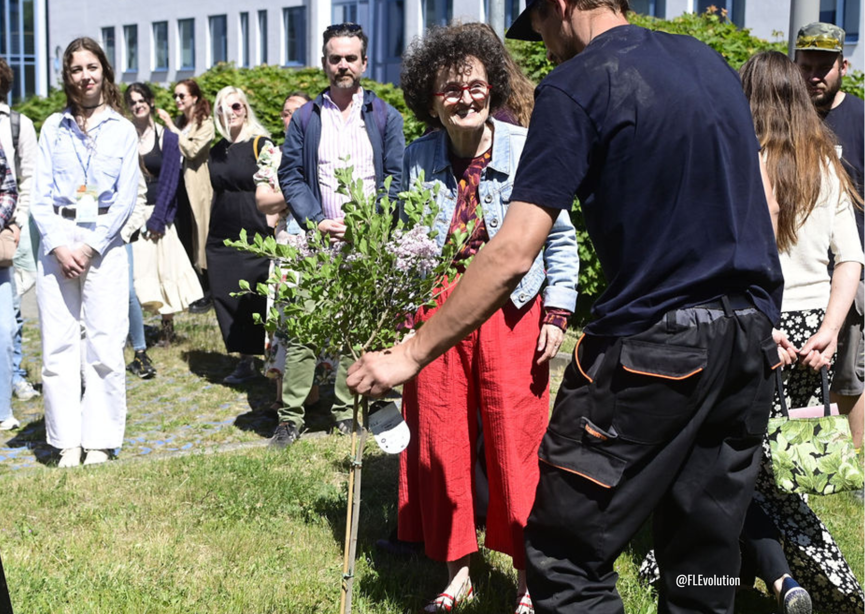 céremonie de la planation d'une arbre par Marie-Hélène Lafon 