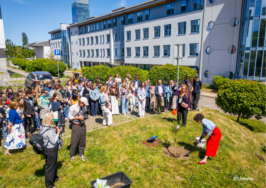 céremonie de la planation d'une arbre par Marie-Hélène Lafon