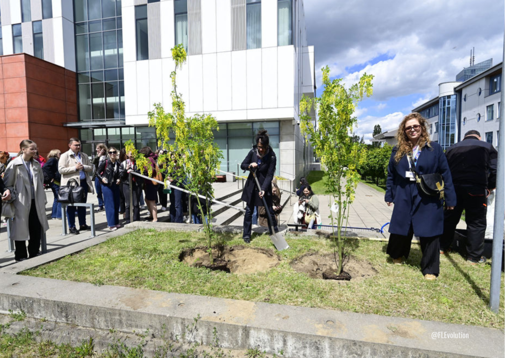 céremonie de la planation d'une arbre par Brigitte Giraud