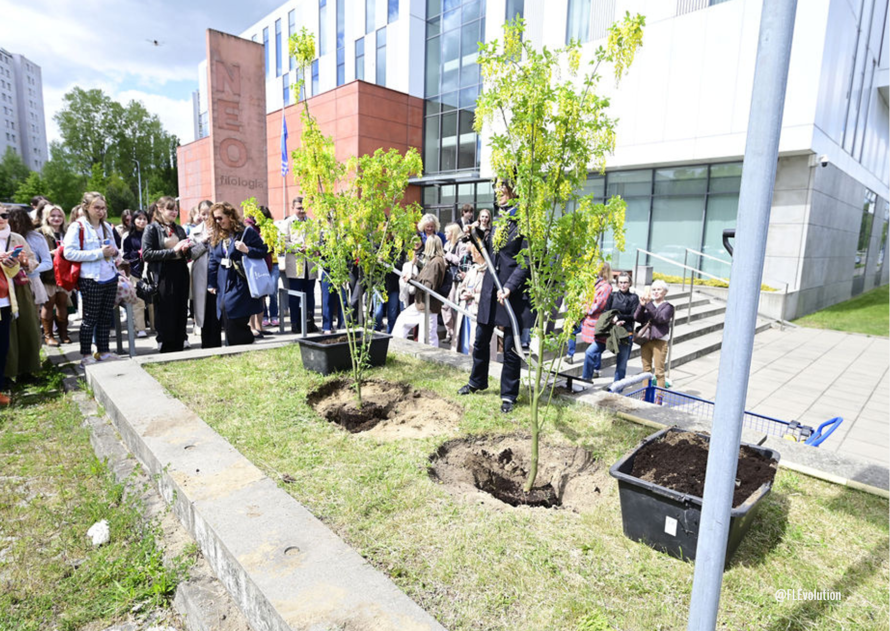 céremonie de la planation d'une arbre par Brigitte Giraud 