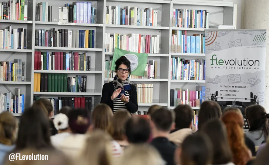 Brigitte Giraud dans la Bibliothèque Universitaire