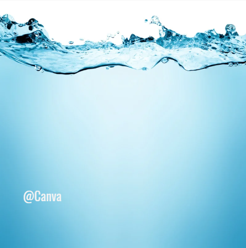 Image montrant une surface d'eau claire en mouvement en haut de l'image, avec des éclaboussures et des ondulations visibles contre un fond dégradé bleu pâle