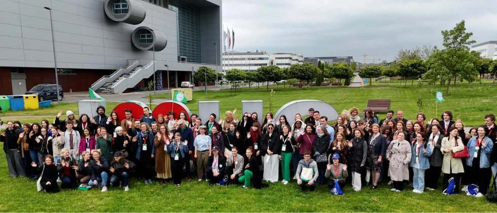 Un groupe d'étudiant.e.s et la date 2024