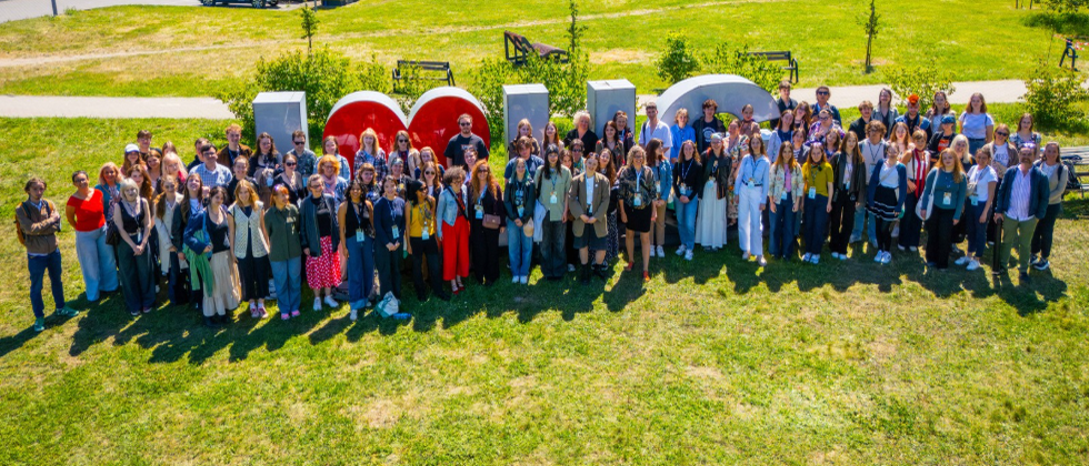 Un groupe d'étudiant.e.s et la date 2026