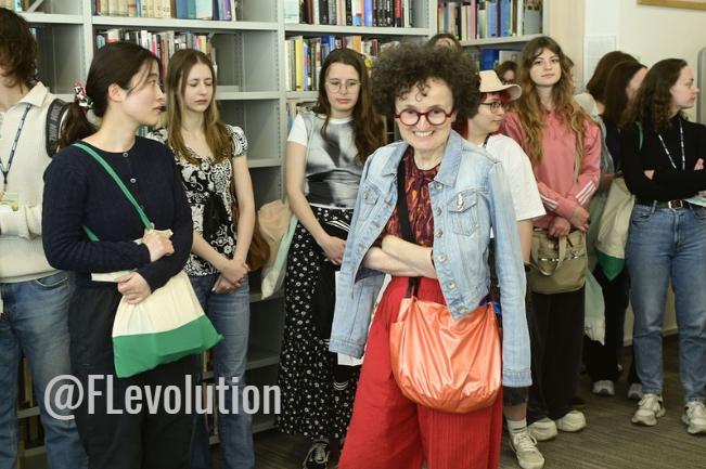 Marie-Hélène Lafon et les étudiantes dans la Bibliothèque Universitaire