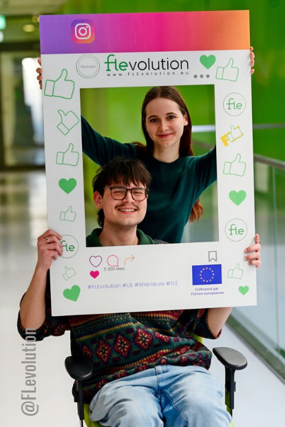 étudiants tenant une frame plublicaitaire de FLEvolution