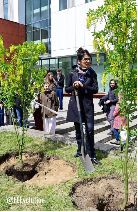 céremonie de la planation d'une arbre par Brigitte Giraud